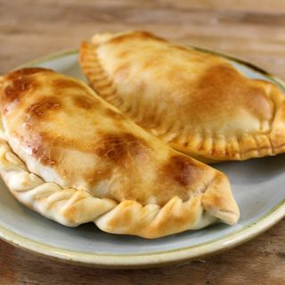Plato De Empanadas De Queso Y Cebolla Caramelizada  (1 Ud.)