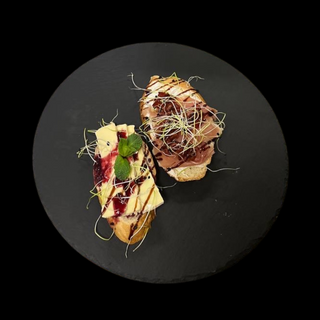 Брускета з прошуто та сиром камамбер