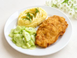 Filet z kurczaka z ziemniaki i sur. z marchewki