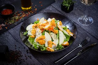 Salata pui crispy si canepa