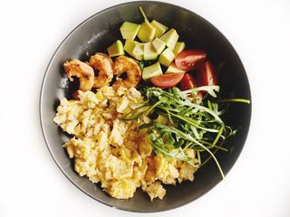 Скрембл з креветками, авокадо та томатами Черрі (250г)