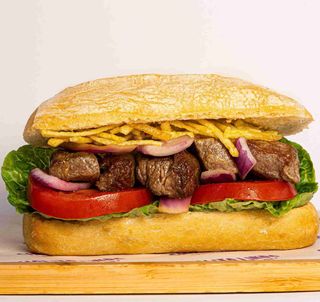 Pan con lomo saltado