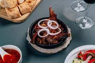 ხბოს ნეკნები აჯიკით