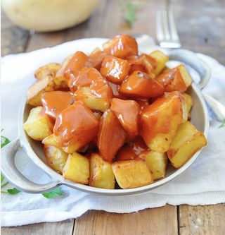 Patatas bravas con salsa brava
