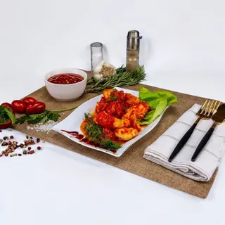 Pui țărănesc cu legume și sos roșu
