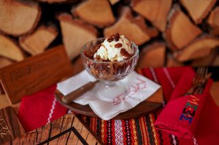 Kolač sa jabukama i sladoledom od vanile