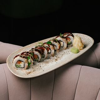 Рол з вугром, лососем та ікрою тобіка