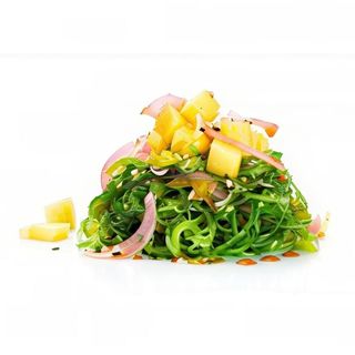Ensalada de alga wakame con piña y jengibre vegano