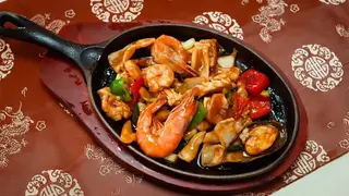 Ассорти из морепродуктов на шипящей сковороде