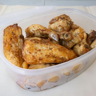 Pollo al ajillo con patatas o ensalada mixta