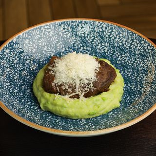 Томлені щоки на зеленому пюре (360г)