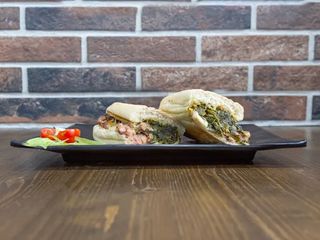 Panino con salsiccia, provola e friarielli