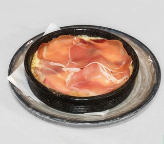 Scamorza gratinado con jamón serrano