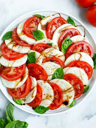 Салата домати с моцарела (300г)