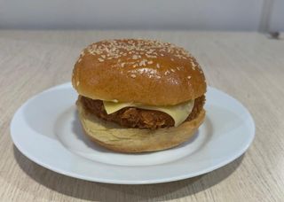 Hamburguesa de pollo crujiente con queso