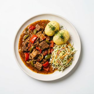 Gulasz po cygańsku, ziemniaki z koperkiem, surówka wiosenna