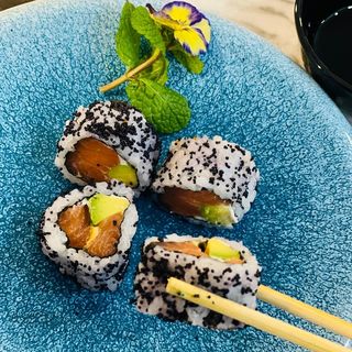 94. California Salmão Tobiko Preto 16 peças