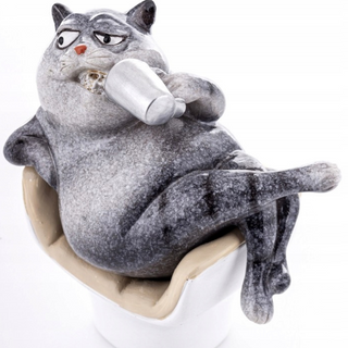 Figurka kot na fotelu z drinkiem 