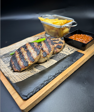 Тройка кюфтета с пържени картофки и домашна лютеница (450г)