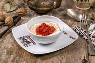 Fasole făcăluită cu ceapă caramelizată