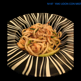 Yaki udon con misto mare