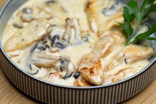 Пилешко филе със сметана и гъби