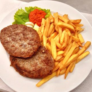 Ručak porcija - punjena pljeskavica na žaru