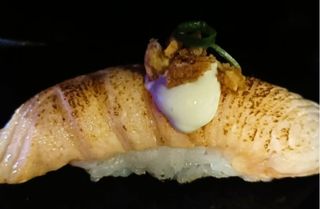 Nigiri De Salmón Flambeado