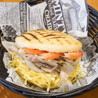 SG - Arepa de pernil, tomate y queso