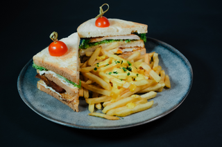 Chicken Club Sandwich 210 / 130 / 50 g