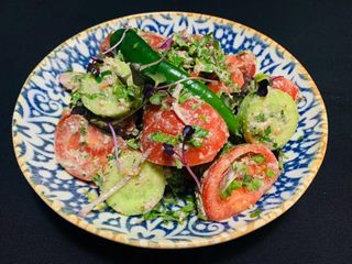 კიტრის და პომიდორის სალათი ნიგვზით  