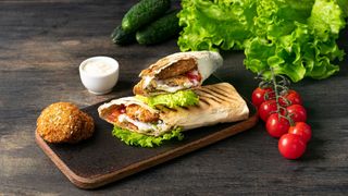 Тостер Дурум с два броя кюфте и гарнитура