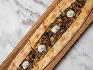 Пенірлі з лісовими грибами,карамелізованою цибулею,трюфельною пастою та мусом із фети Lymas (300 гр)