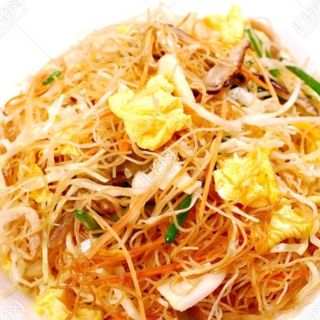 Spaghetti di riso saltato con manzo, verdure e uovo strapazzato 牛肉炒粉干