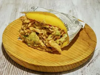 Arepa De Pollo Y Queso 