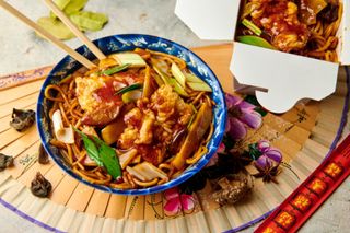 Noodles + Salau in sos iute