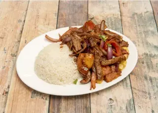 Bandeja con carne y arroz
