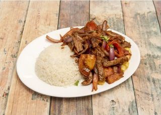 Bandeja con carne y arroz