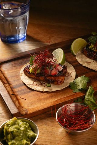 Taco de panceta salteada con chipotle y tamarindo (2 uds)