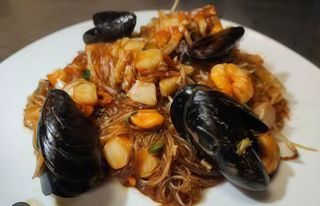 28.Spaghetti di soia con frutti di mare