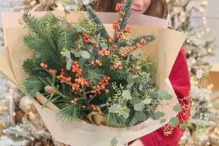 Букетики с веточками датской ели и илексом