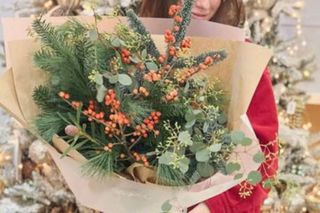 Букетики с веточками датской ели и илексом