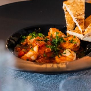 Creveti la tigaie in sos de vin alb si rosii cherry