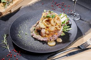 Ciolan de porc (souse vide) cu spuma de fasole si ceapa crocanta