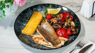 File de păstrăv la grill cu legume și mămăligă la grătar