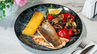 File de păstrăv la grill cu legume și mămăligă la grătar