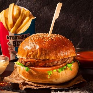 Cheeseburger s pomfritom