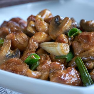 Pollo Con Hongos Chinos A La Chapa Caliente