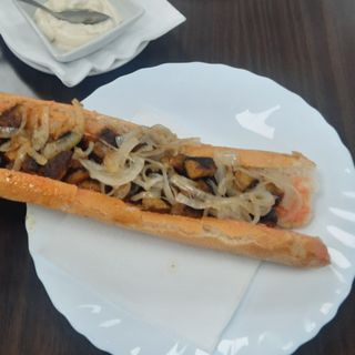 Bocadillo de pinchos con cebolla 