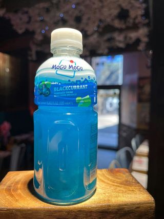 Napój Mogu Mogu o smaku czarnej porzeczki 320 ml